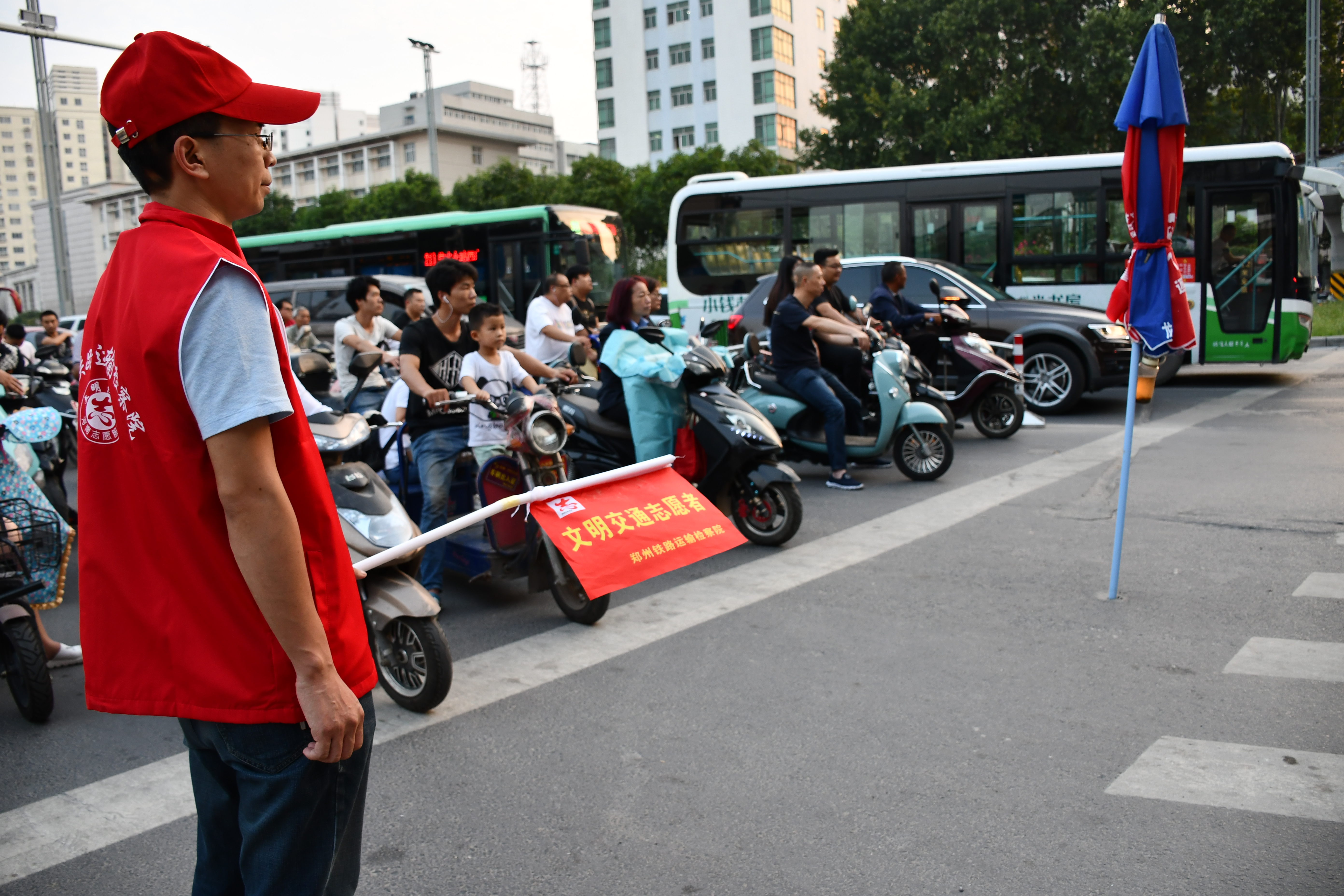 郑州铁检院的文明志愿者表示,借助此次文明交通志愿服务活动,在引导